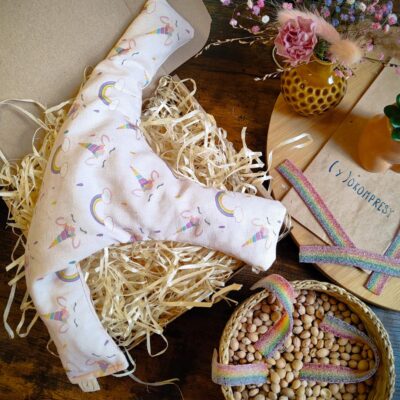 Termofor z pestek wiśni idealnie dopasowany do ciała - wzór Tęcza - 470g - Yokompres