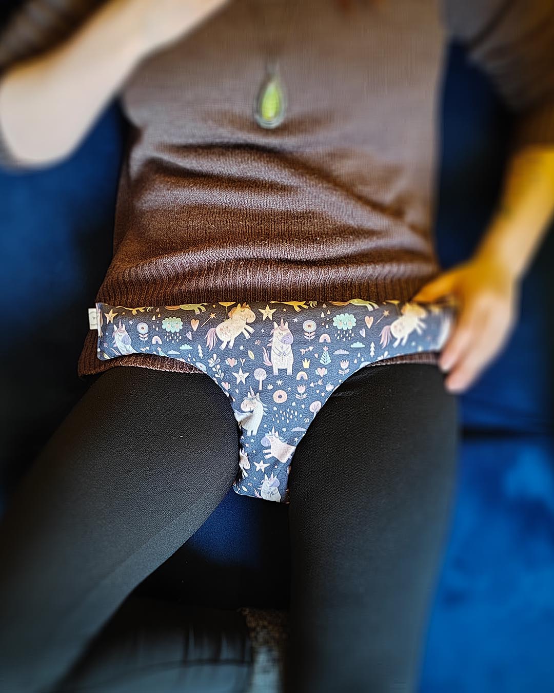 Termofor w idealnym kształcie - wzór Jednorożce - 470g - Yokompres - obrazek 3