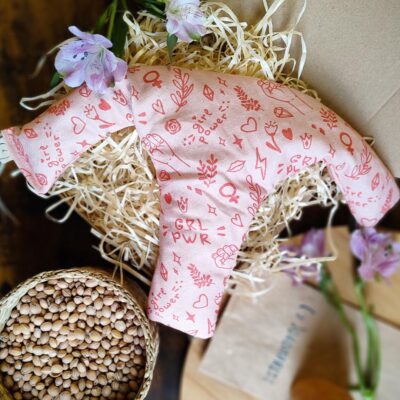 Termofor z pestek wiśni idealnie dopasowany do ciała - wzór Girl - 470g - Yokompres