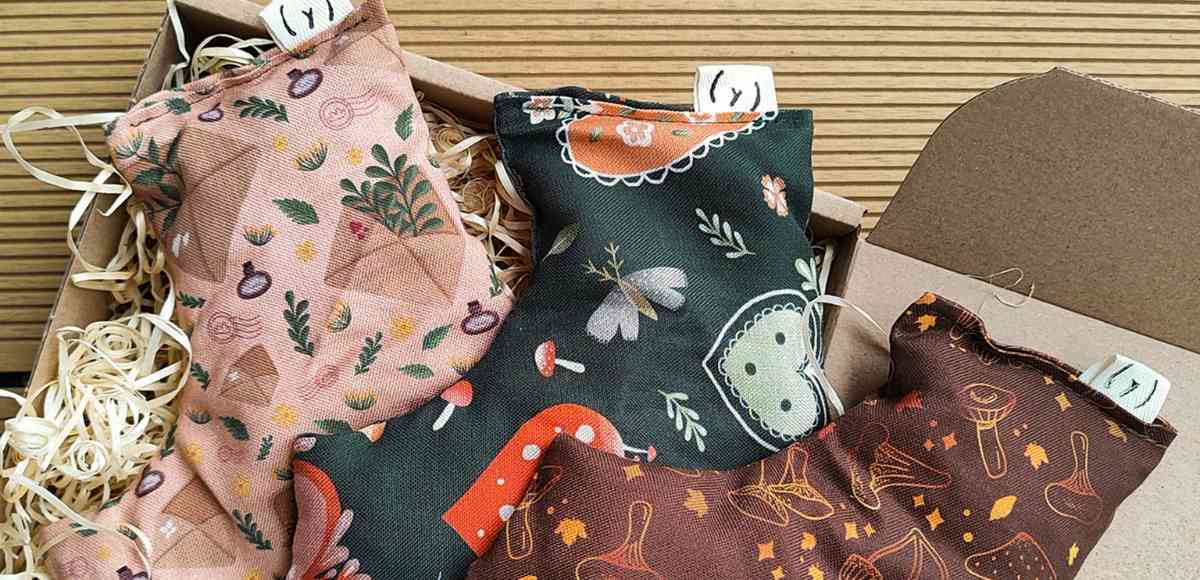 Trzy wzory Yokompresów zaprojektowane przez artystki